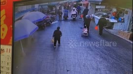 Shop owner rescues elderly man in Chinese market