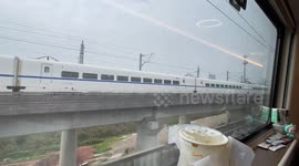 High-speed train encounter startles passenger in Hunan, China