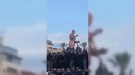 Syria: The statue of Hafez Assad in Latakia was pulled down by Syrian people