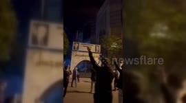 Syria: Syrian civilians invade the military headquater in Homs