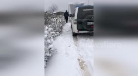 Spain: RV Trapped in Snow in La Rioja Rescued by Guardia Civil Mountain Rescue Teams