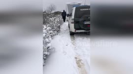 Police rescue motorhome stuck in snow in northern Spain