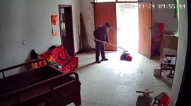 Grandfather kicks child out after refusing to get up in Fujian
