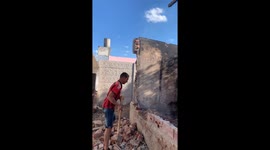 Funny incident in Buenos Aires as person falls while swinging sledgehammer at wall