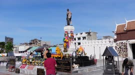 Memorial to Lady Suranari who repelled Laotian invaders to Siam