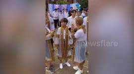 Boyfriend surprises girlfriend with marriage proposal on graduation day