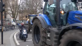 Traffic chaos in Central London as hundreds of tractors take to Parliament Square