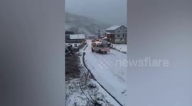 Cars struggle through snow in northern India