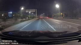 Quick thinking driver dodge sinkhole on road in China