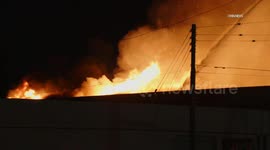 US, Los Angeles: Willowbrook Large Commercial Building Fire
