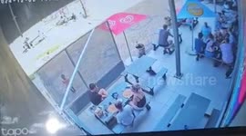 Quick-thinking parents stop kidnapper who grabs their screaming child right in front of them