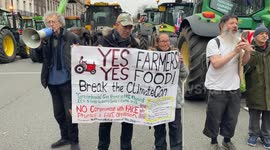 Piers Corbyn supports farmers at the