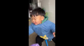 Boy's snack snatched by dog in Hunan, China