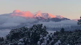 US: Breathtaking Winter Panorama Captures Snowy Dunes and Majestic Mountains