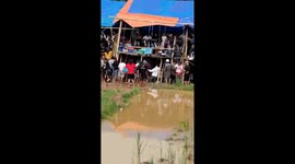 The stage occupied by residents watching the buffalo fighting arena collapsed in indonesia, a number of residents were injured and fainted