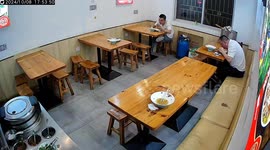 Man saved from choking by restaurant staff in Fujian, China