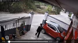 Vehicle crashes through fence wall in Guangxi, China