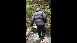 Man falls while crossing a river in San Carlos de Bariloche, Argentina