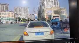 Passing motorist prevents 3-wheeler from toppling over on road in China