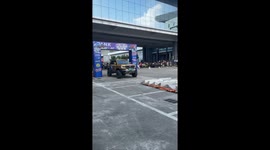 Off-road SUV halts race after getting stuck in Jiangxi, China