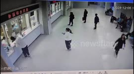 Ceiling collapses and hits several people in Guangdong, China