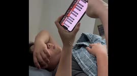Wife imitates husband's snoring sound on piano in Jilin, China