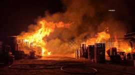 US, Bakersfield: Lamont Pallet Yard Fully Involved
