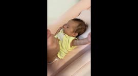 Hoje a gêmea está recebendo uma ajudinha especial do papai para soltar os gases, e o melhor de tudo é que ele está cantando uma musiquinha para acalmá-la!