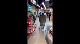 Man’s shopping cart attempt goes wrong in Tianjin, China
