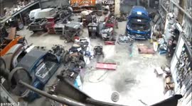Moment 7.4-Magnitude Earthquake Hits Garage in Vanuatu, Sending Tools and Animals Flying