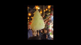 Giant cotton candy delights Chinese pedestrians