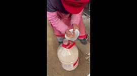 Good Samaritan provides makeshift funnel to help old lady pouring rice