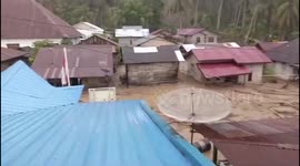 Flash floods swamp homes injuring 10 residents in Indonesia