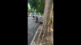 Man smacked on the head by motorcycle rider in Guangzhou, China