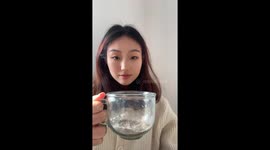 Coffee glass breaks while pouring hot water in Anhui, China