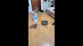 Boy grabs slipper to hit prawns in Heilongjiang, China