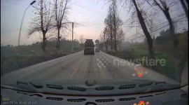 Truck overturns after attempting to overtake on mountain road in Sichuan Province