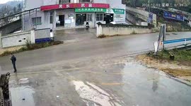 Car accident in Guizhou province, China, avoids injuries despite slippery conditions