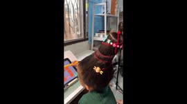 Mother makes awesome Christmas tree hairstryle for daughter