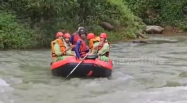 Hundreds of tourists cause river jam while rafting in Thailand