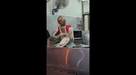 Restaurant employs robot to slice noodles in Taiwan