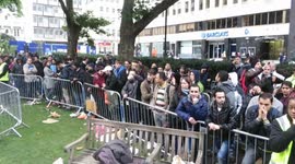people queue for new iPhone 5