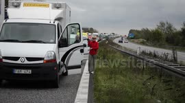 Skerryvore bagpiper v traffic