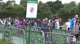 Queue forms in the sunshine for Wimbledon 2016