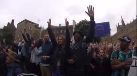 EU Supporters Sing a Song