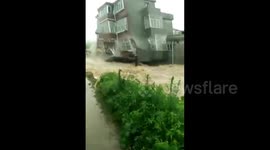 安徽金寨遭遇强降雨袭击 楼房被洪水冲塌