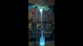 Chemistry teacher revives students with luminous Luminol experiment in China
