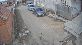 Child in Shandong struggles with tricycle until adult assists