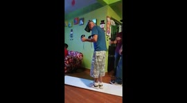 Person falls face forward while playing virtual reality game in Tacámbaro, Mexico