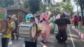 Zoo entertains visitors with animal mascots for Christmas Day